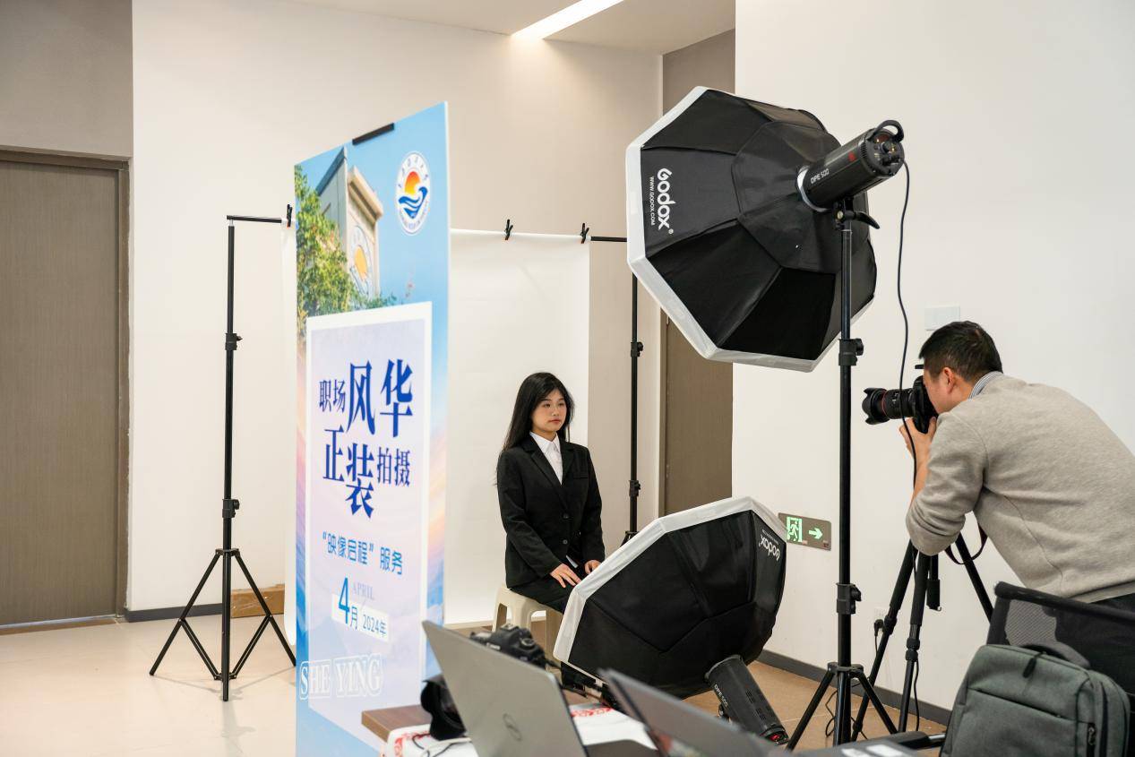 簡(jiǎn)歷指導、求職化妝、證件照拍攝服務(wù)一條龍，這所高校將崗位“送到家”  第1張
