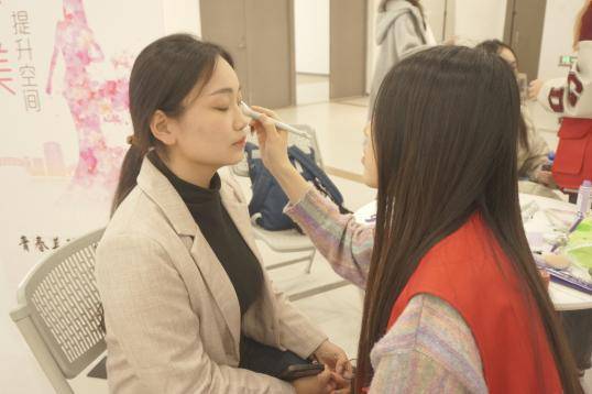 簡(jiǎn)歷指導、求職化妝、證件照拍攝服務(wù)一條龍，這所高校將崗位“送到家”  第2張