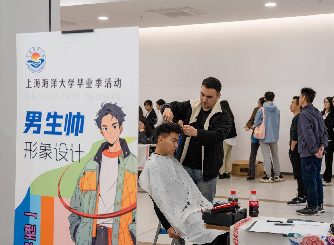 簡(jiǎn)歷指導、求職化妝、證件照拍攝服務(wù)一條龍，這所高校將崗位“送到家”  第3張